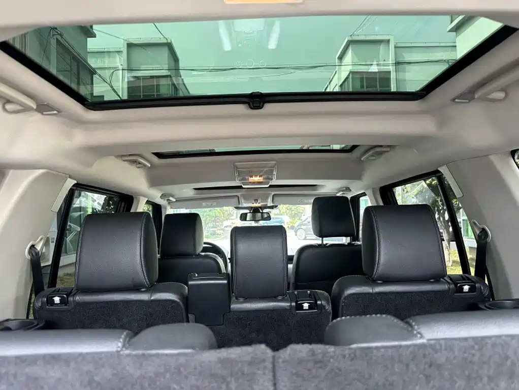 Land Rover Discovery 2017 — фото 15