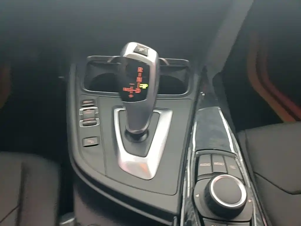 BMW 3 Series 2017 — фото 14