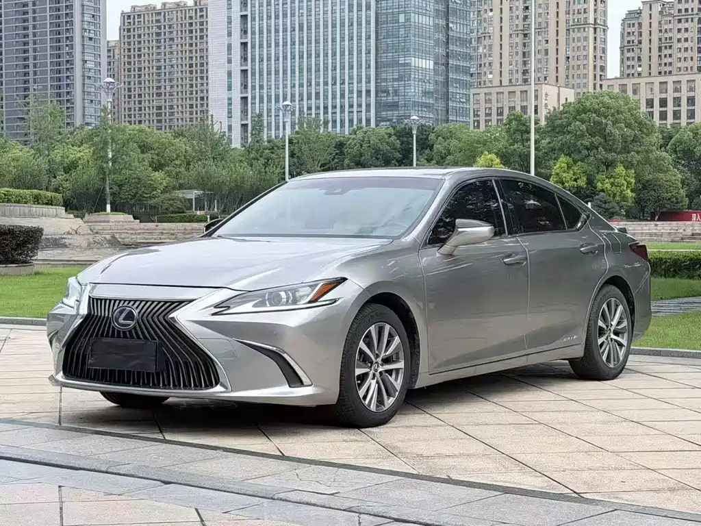 Lexus ES 2019 — фото 1