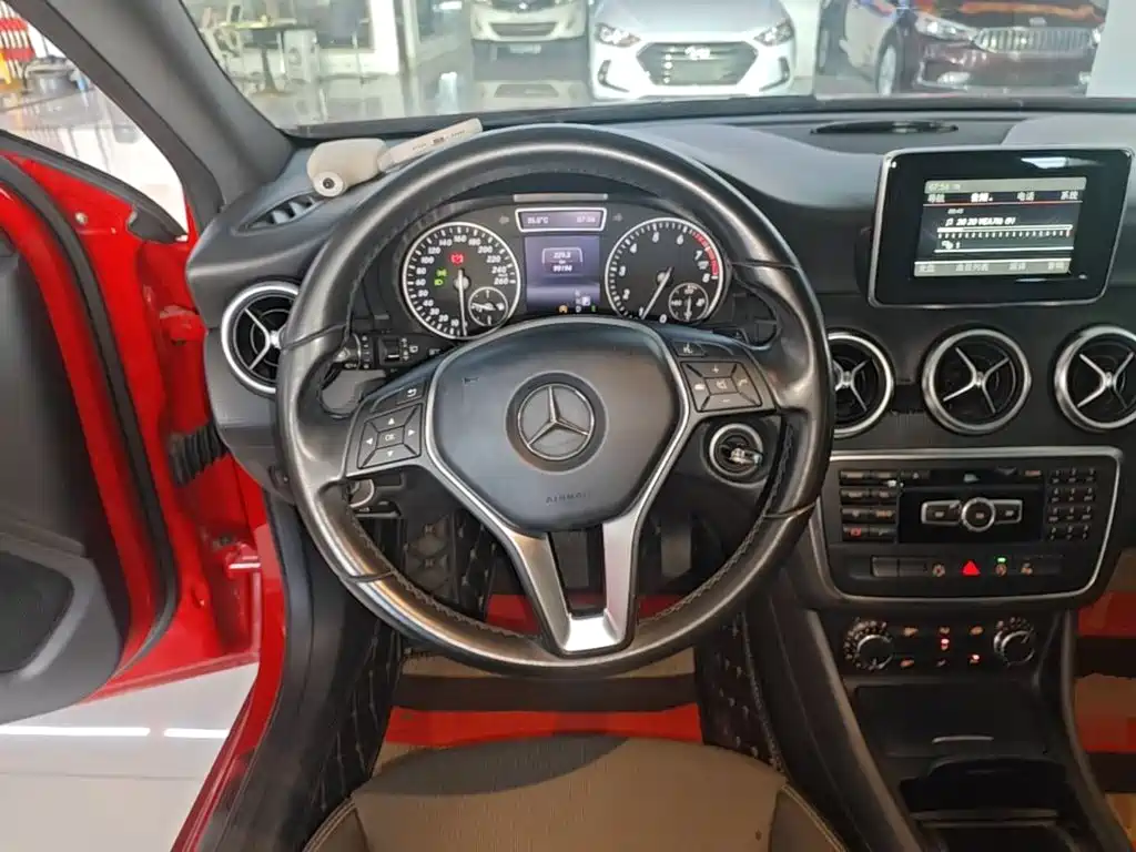 Mercedes-Benz A-Class 2015 — фото 11