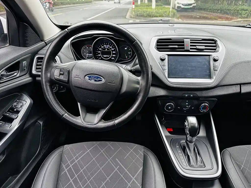 Ford Escort 2019 — фото 12