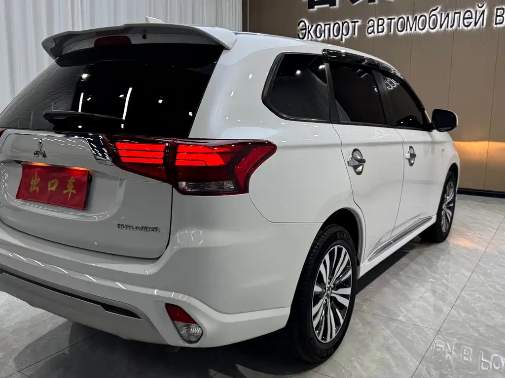 Mitsubishi Outlander 2022 — фото 7