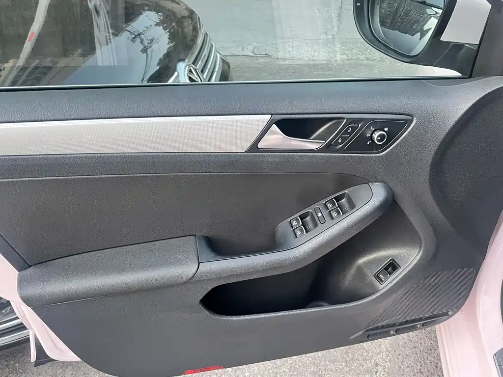 Volkswagen Sagitar 2013