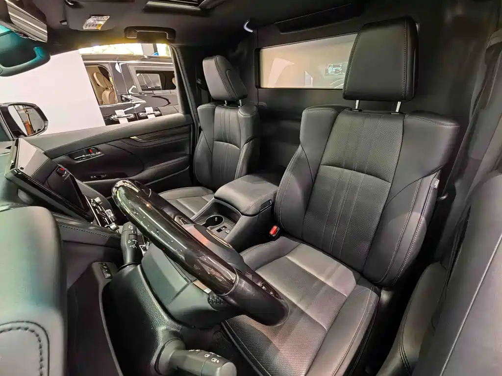 Lexus LM 2022 — фото 17