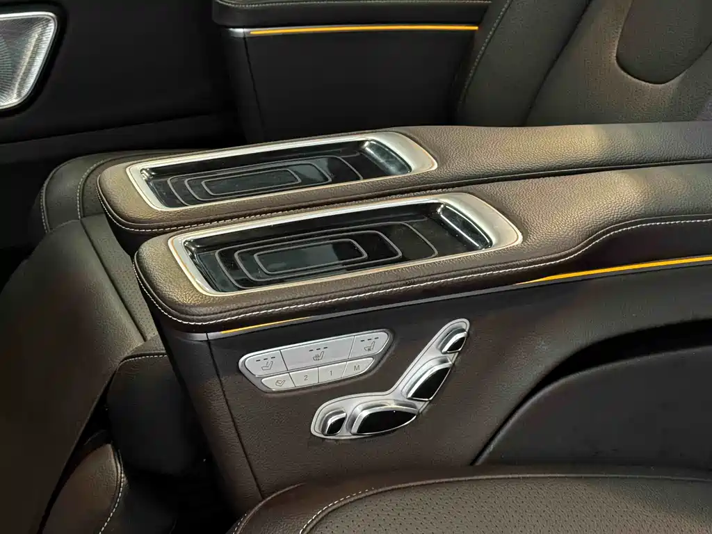 Mercedes-Benz V-Class 2023 — фото 13