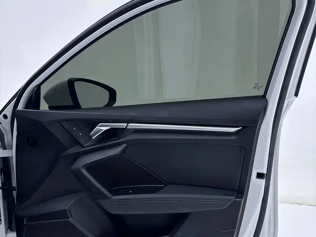 Audi A3 2023 — фото 17