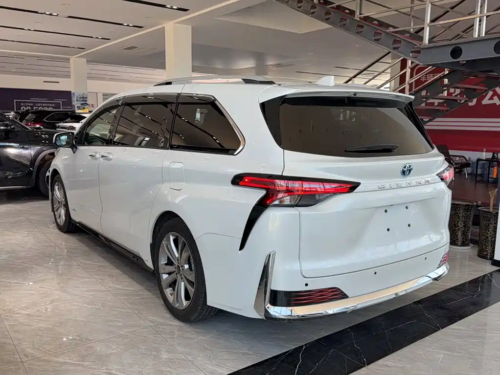 Toyota Sienna 2023 — фото 12