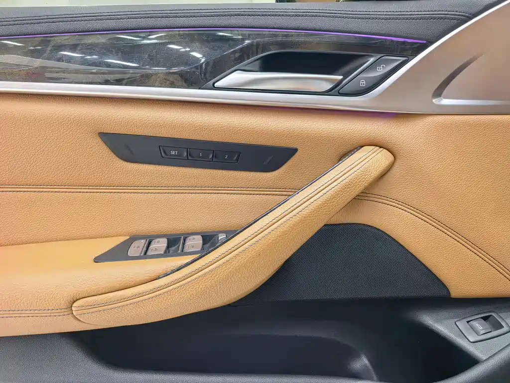 BMW 5 Series 2018 — фото 11