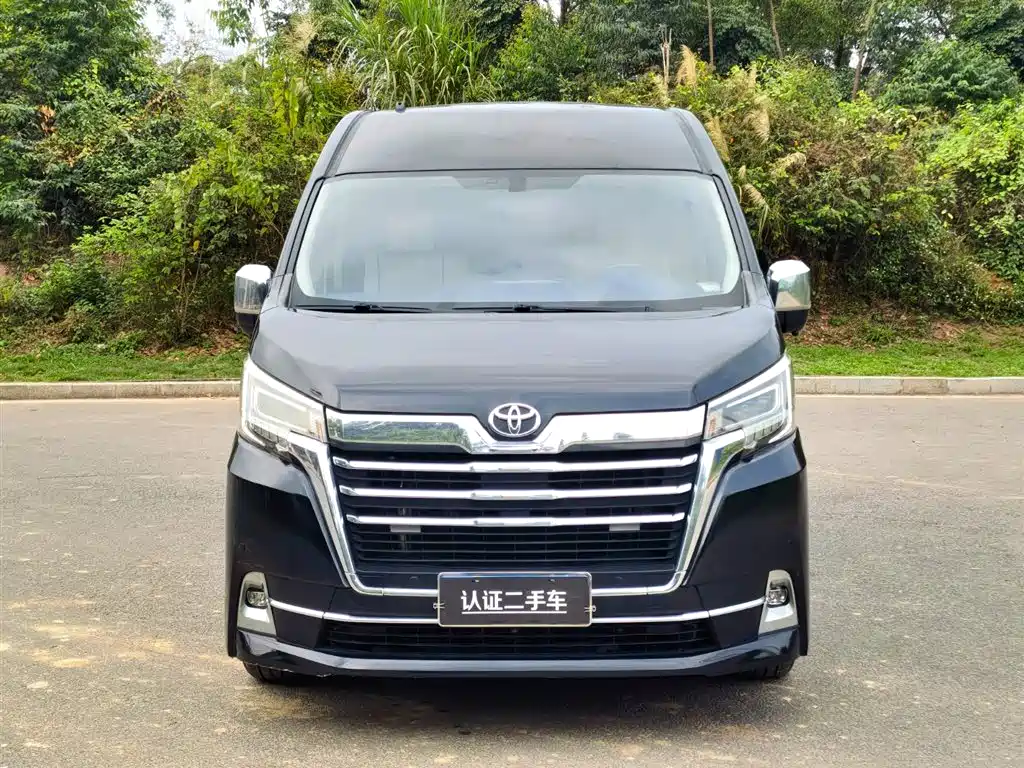 Toyota Hiace 2023 — фото 2
