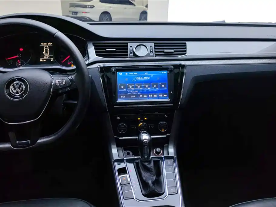 Volkswagen Passat 2017 — фото 13