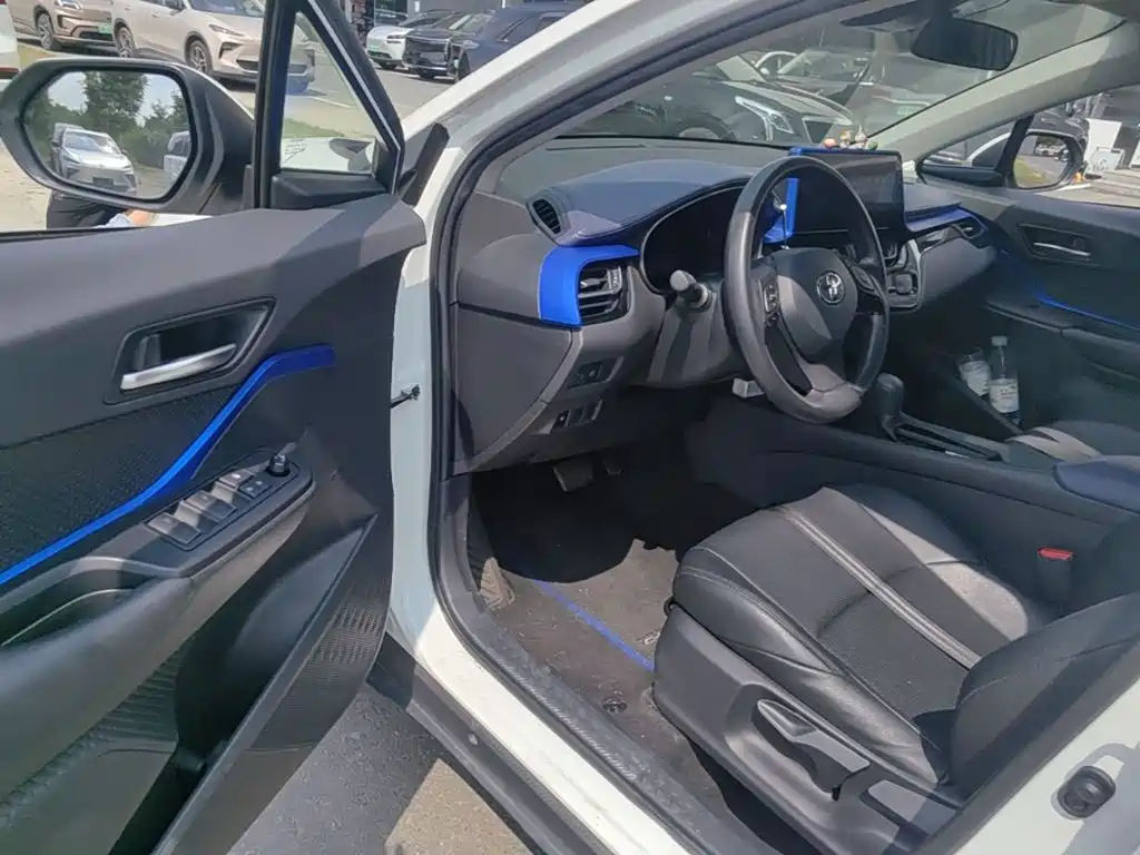 Toyota C-HR 2023 — фото 16