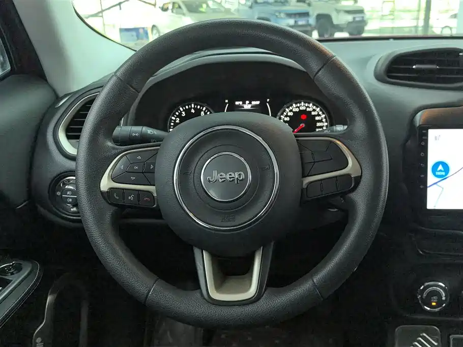 Jeep Renegade 2017 — фото 15