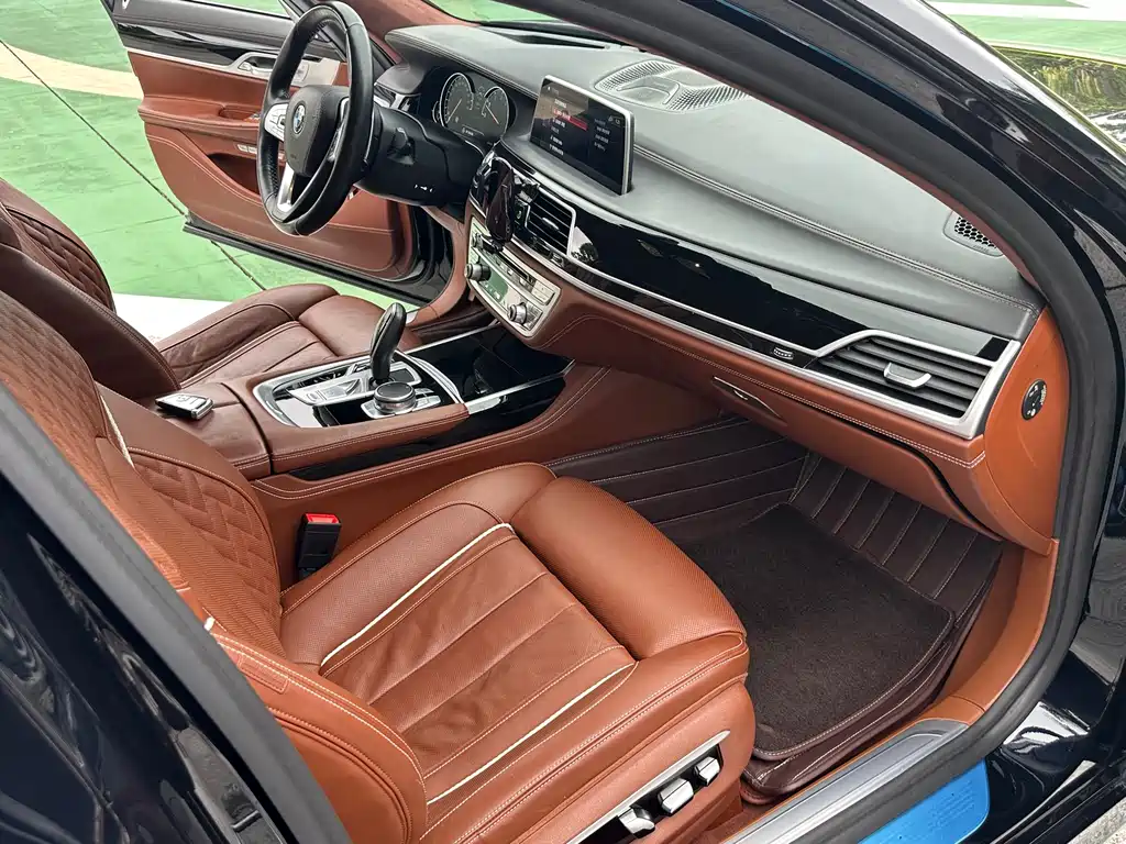 BMW 7 Series 2018 — фото 21
