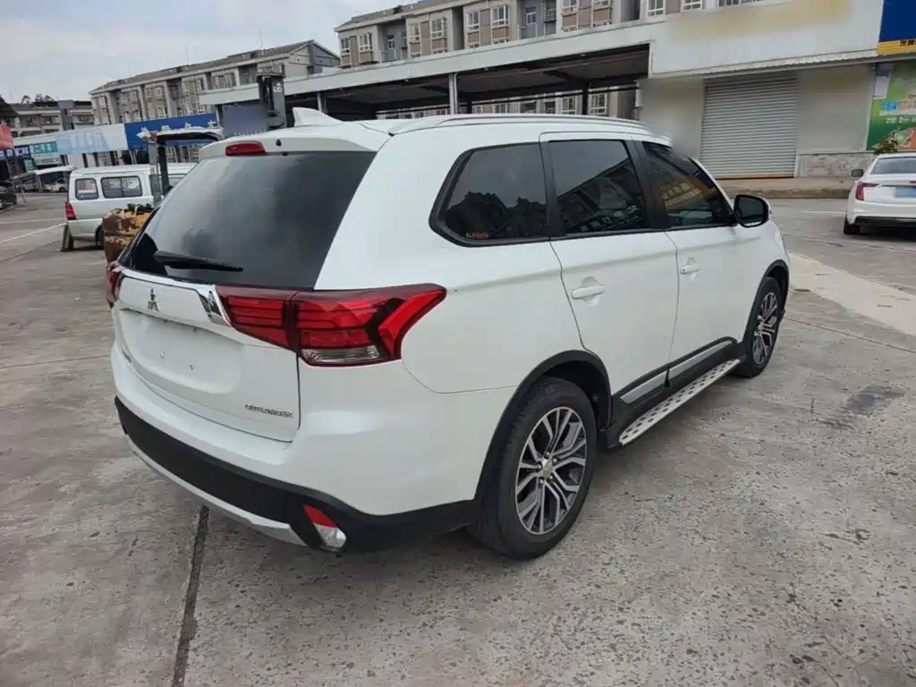 Mitsubishi Outlander 2018 — фото 7