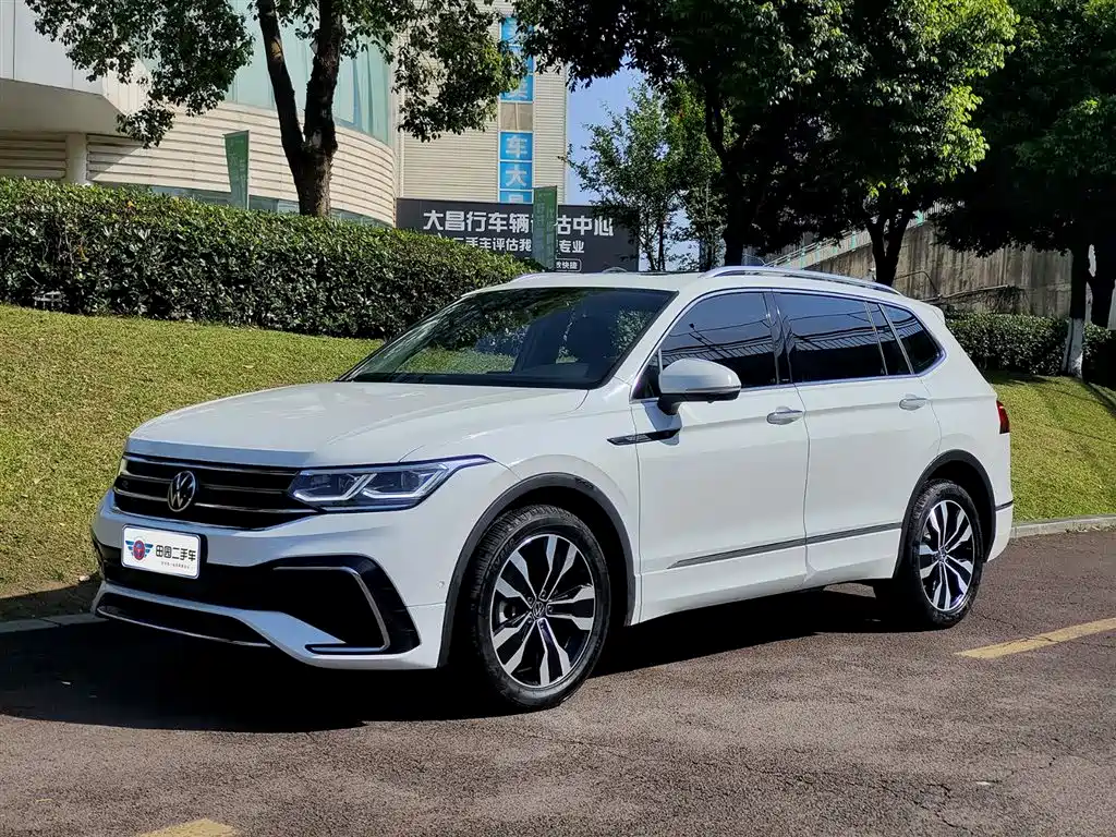 Volkswagen Tiguan L 2023 — фото 1