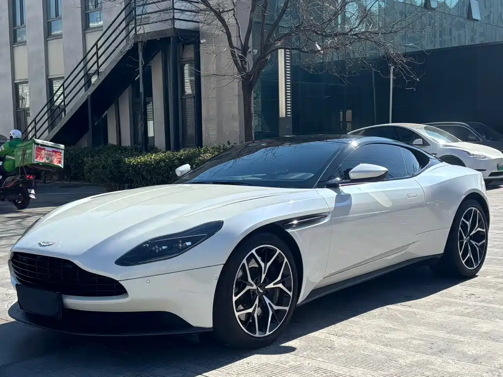 Aston Martin DB11 2019 — фото 1