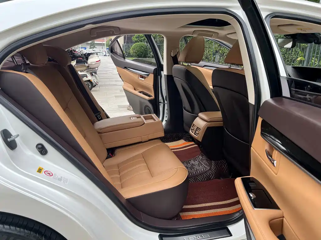 Lexus ES 2018 — фото 10