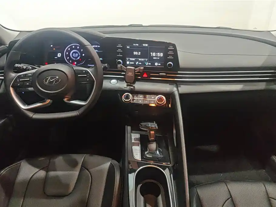 Hyundai Elantra 2023 — фото 12
