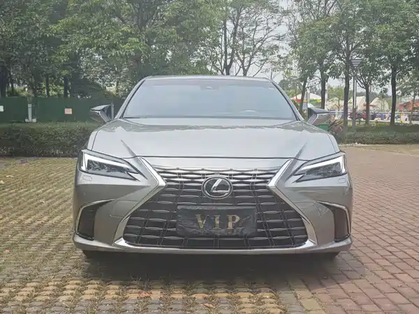 Lexus ES 2025