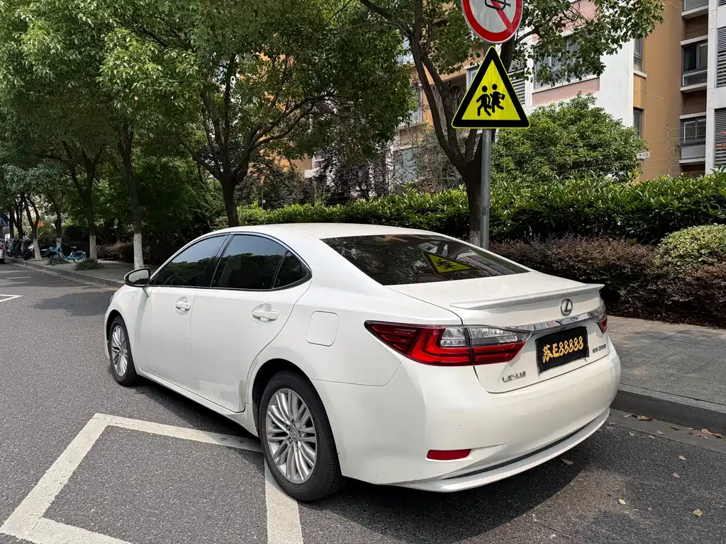 Lexus ES 2016 — фото 18