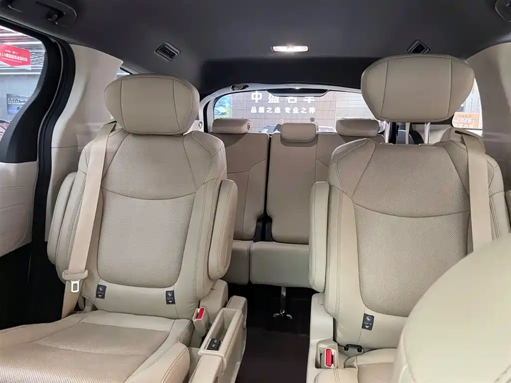 Toyota Sienna 2023 — фото 12