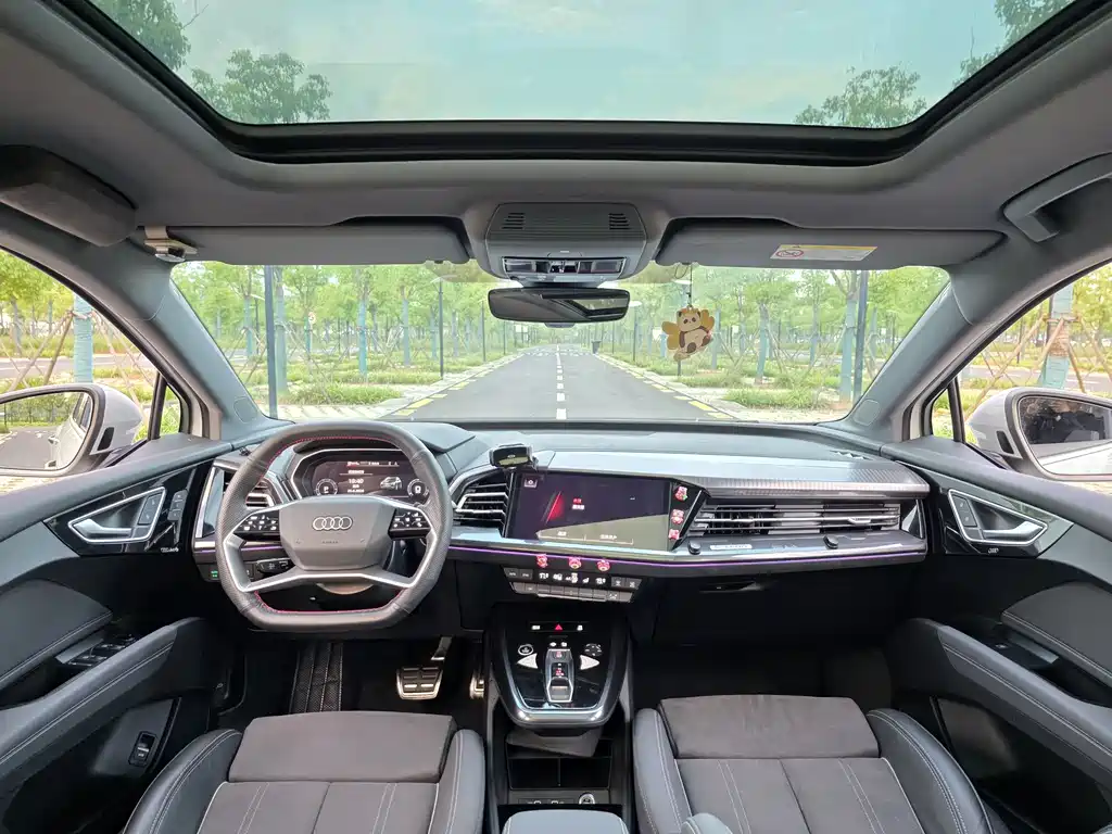 Audi Q4 e-tron 2023 — фото 20