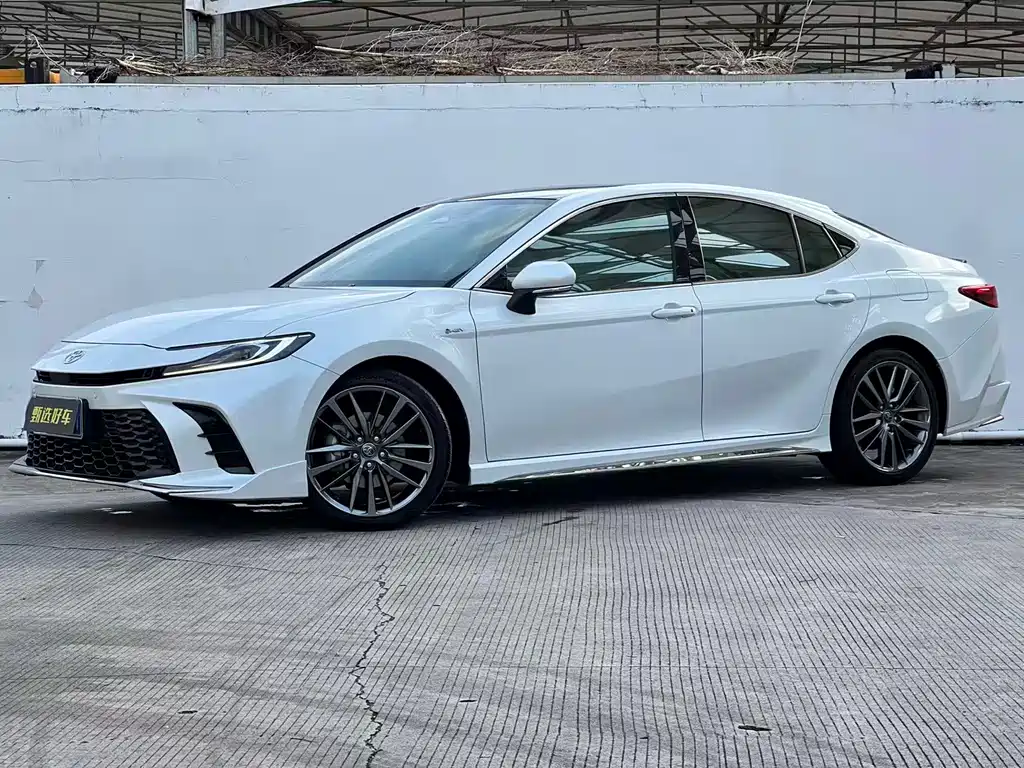 Toyota Camry 2024 — фото 1