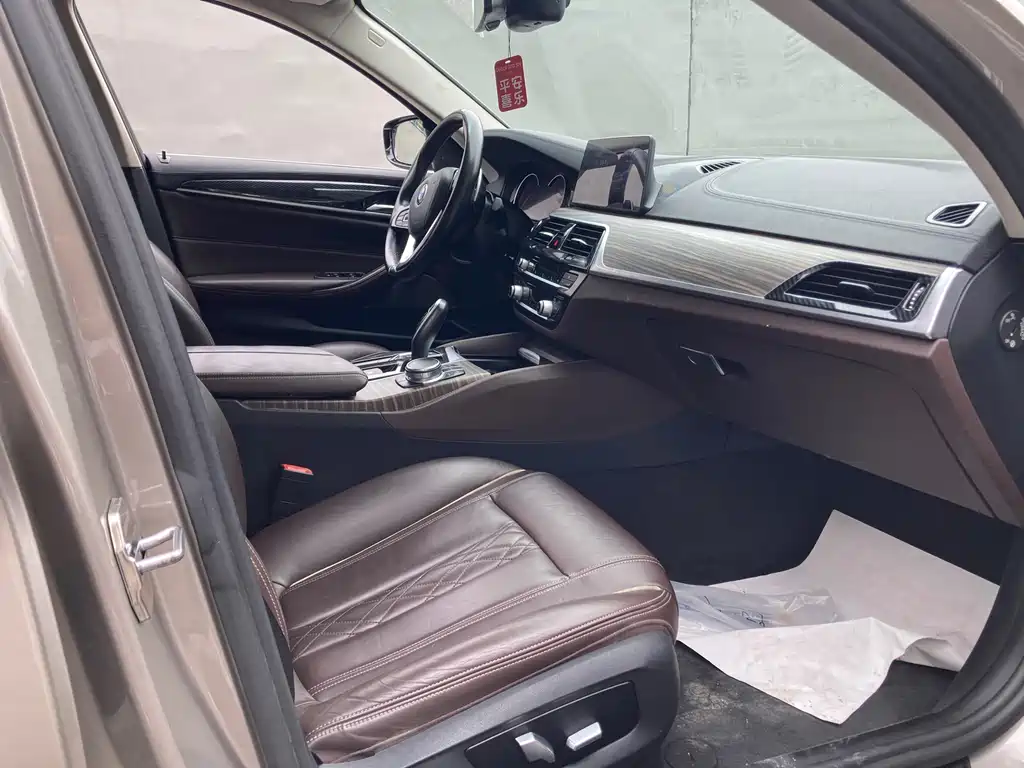 BMW 5 Series 2017 — фото 10