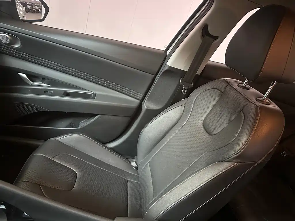 Hyundai Elantra 2023 — фото 10