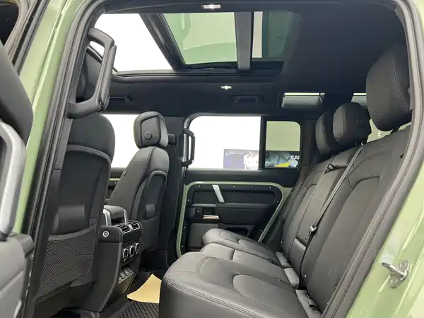 Land Rover Defender 2023