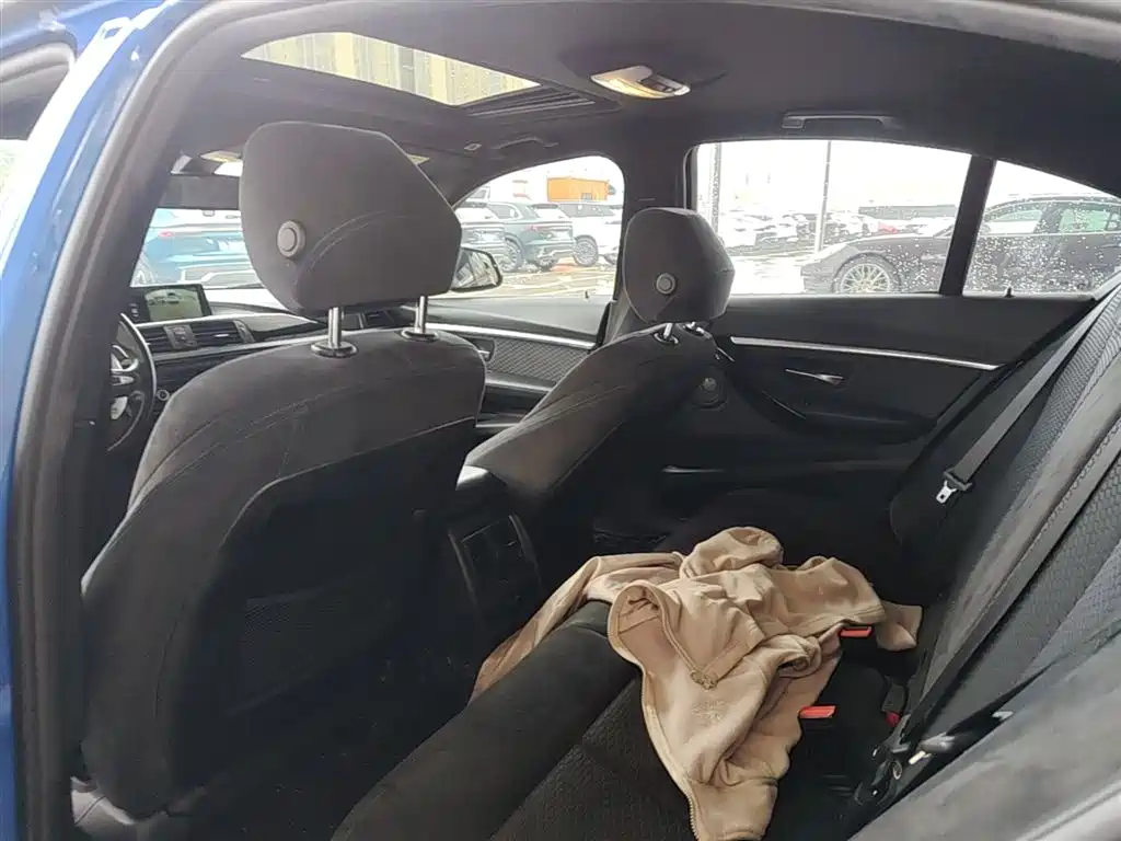 BMW 3 Series 2018 — фото 18