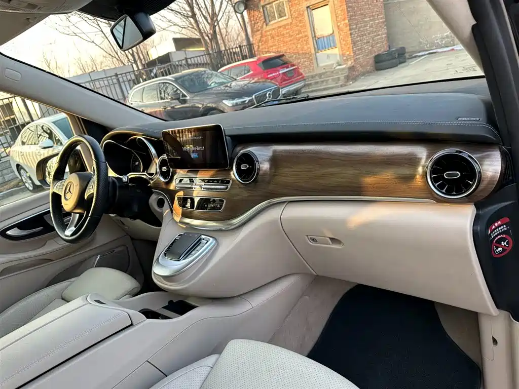 Mercedes-Benz V-Class 2023 — фото 17