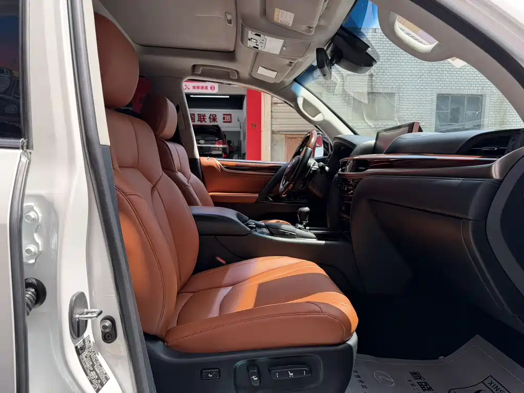 Lexus LX 2018 — фото 10