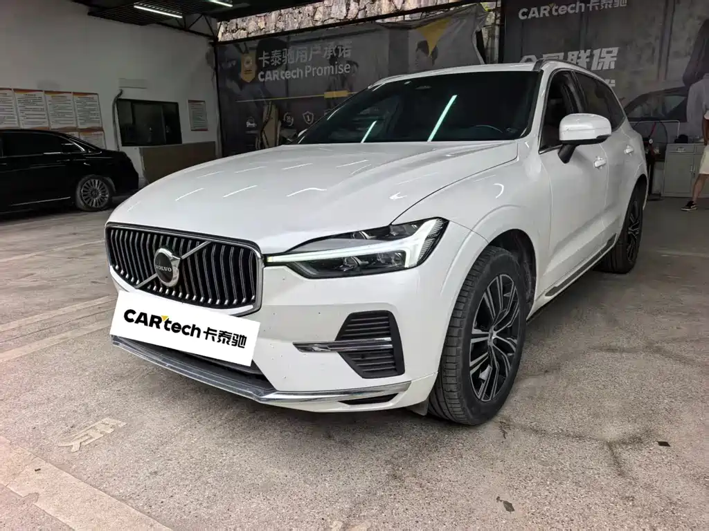 Volvo XC60 2022 — фото 1
