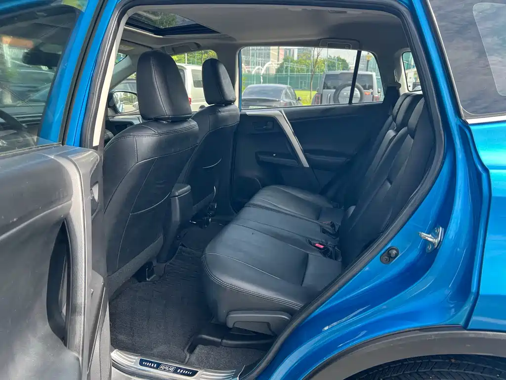Toyota RAV4 2017 — фото 12