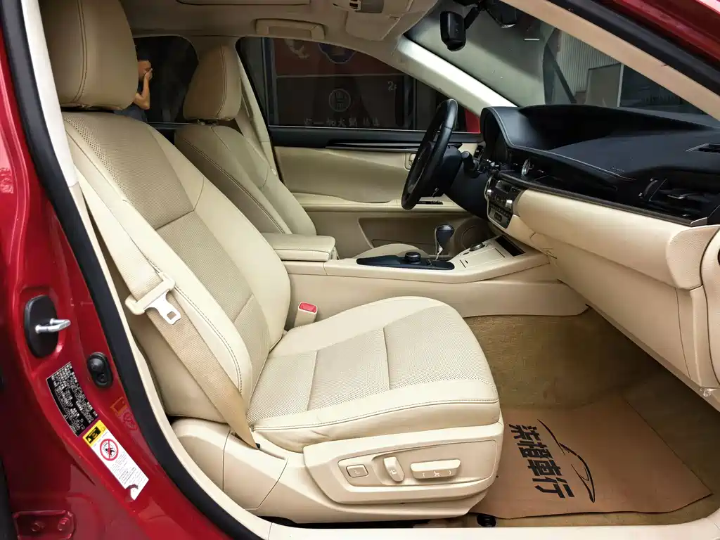 Lexus ES 2015 — фото 19