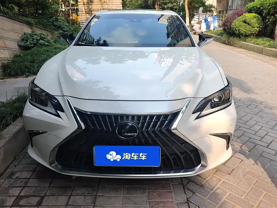Lexus ES 2023