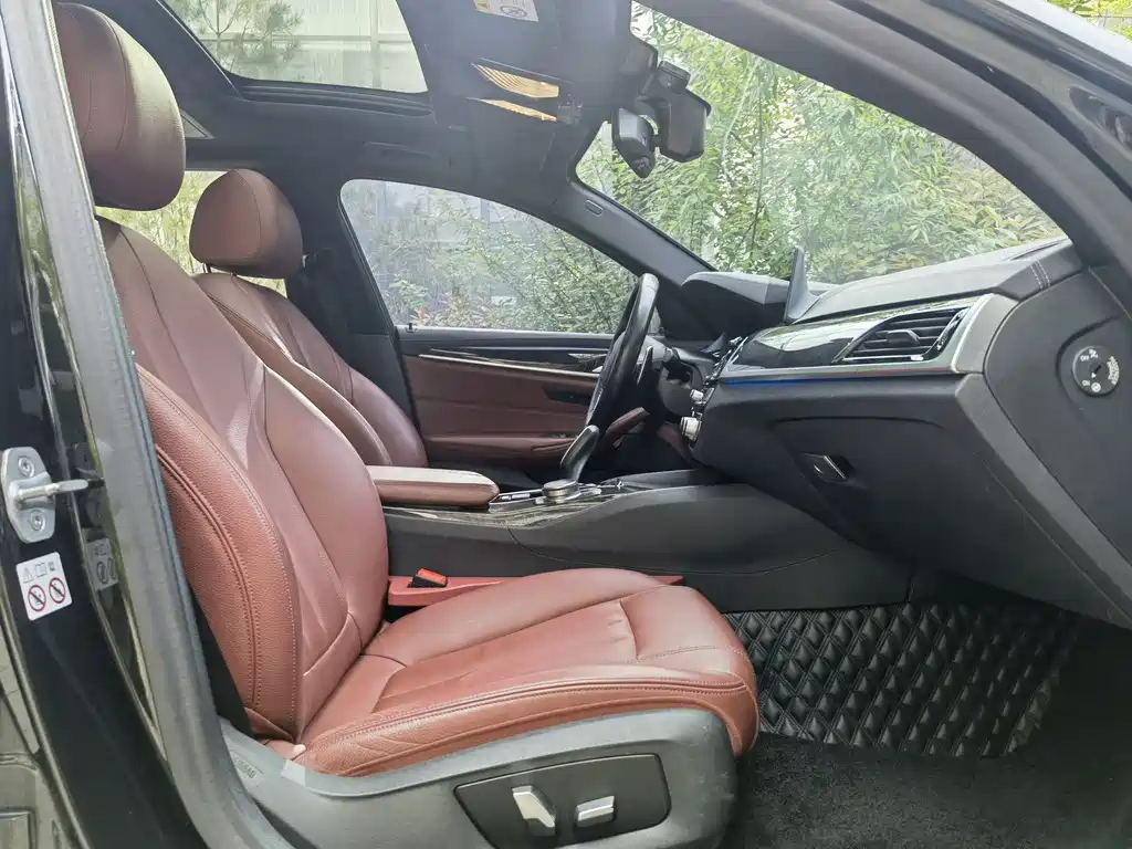 BMW 5 Series 2019 — фото 13