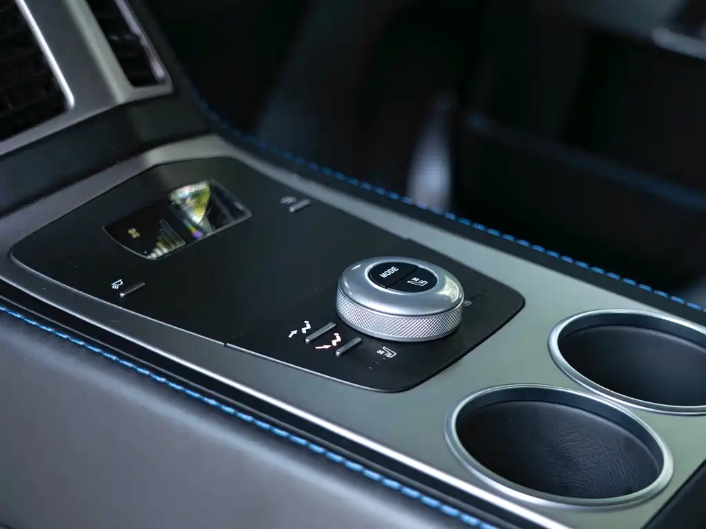 Aston Martin Rapide 2017 — фото 21