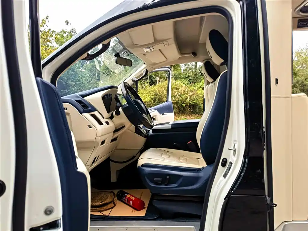 Toyota Hiace 2023 — фото 9