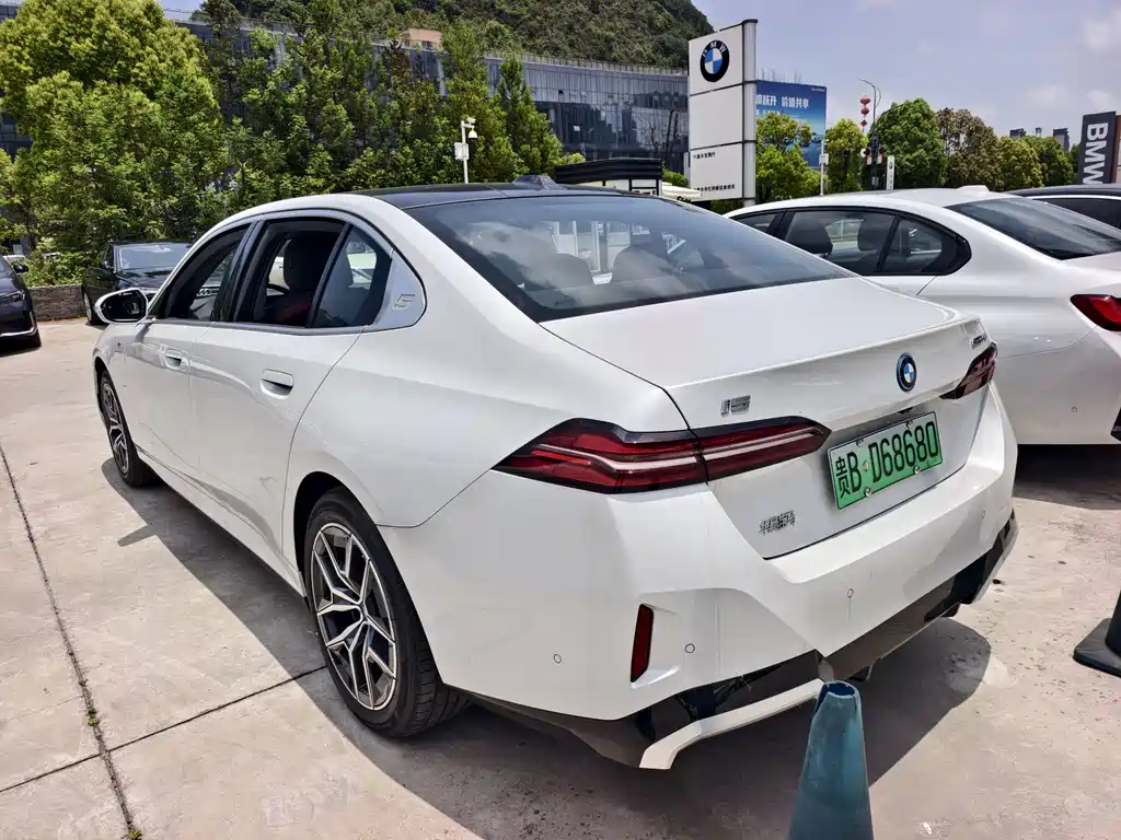 BMW i5 2025 — фото 8
