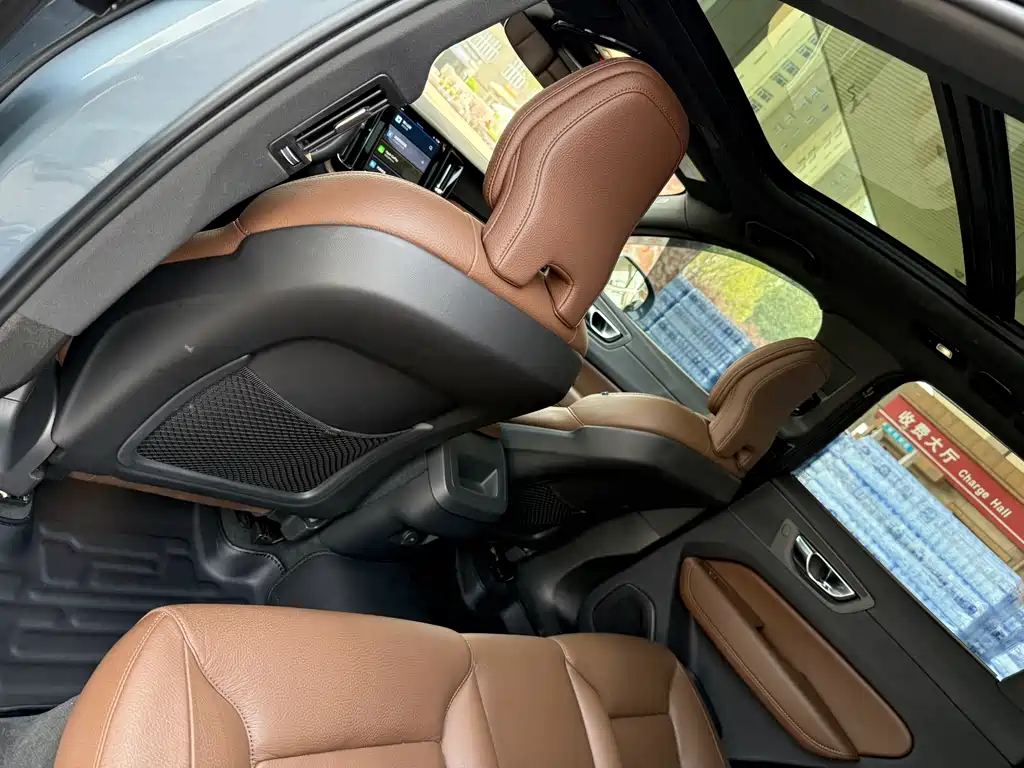 Volvo XC60 2023 — фото 13