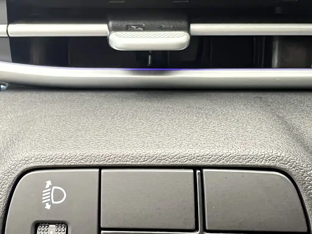 Hyundai Elantra 2023 — фото 18