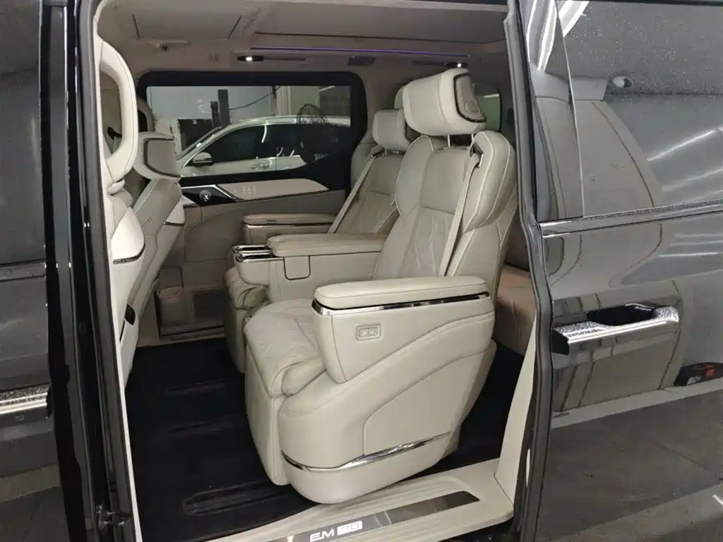 Volvo EM90 2025