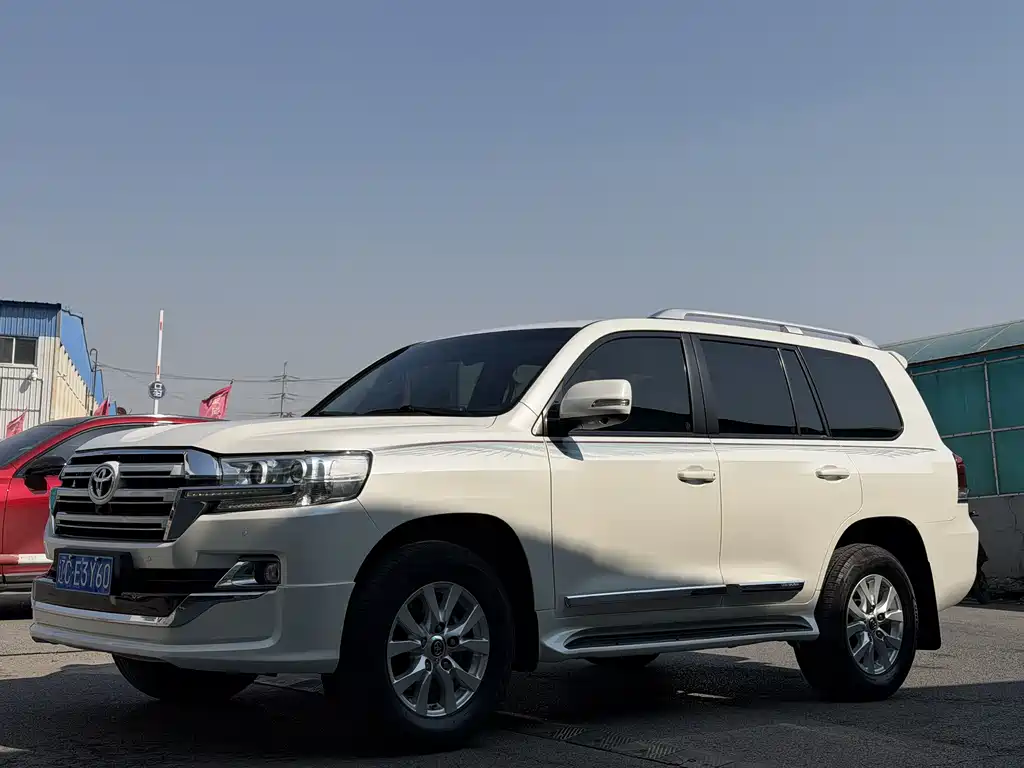 Toyota Land Cruiser 2018 — фото 1