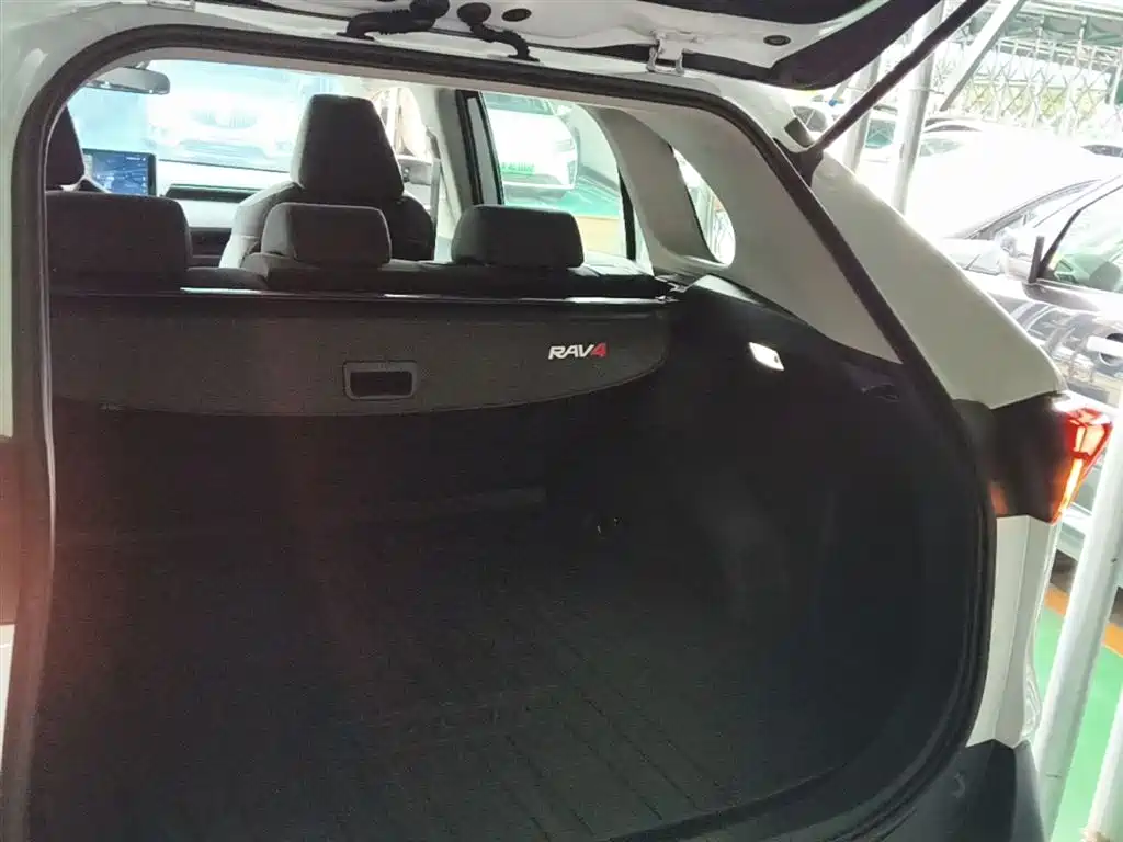 Toyota RAV4 2022 — фото 19