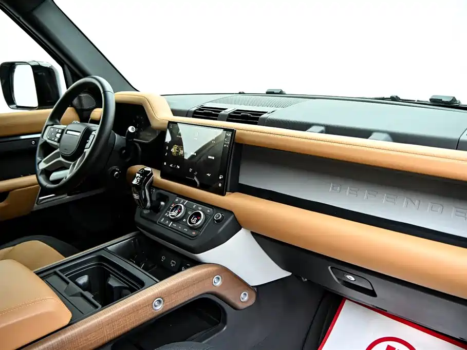 Land Rover Defender 2024 — фото 16