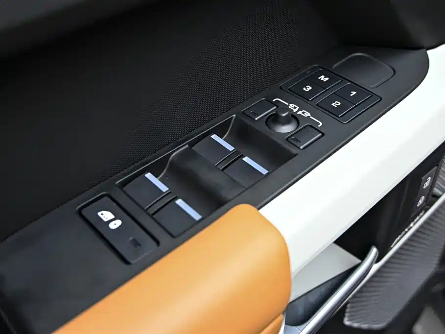 Land Rover Defender 2024 — фото 24