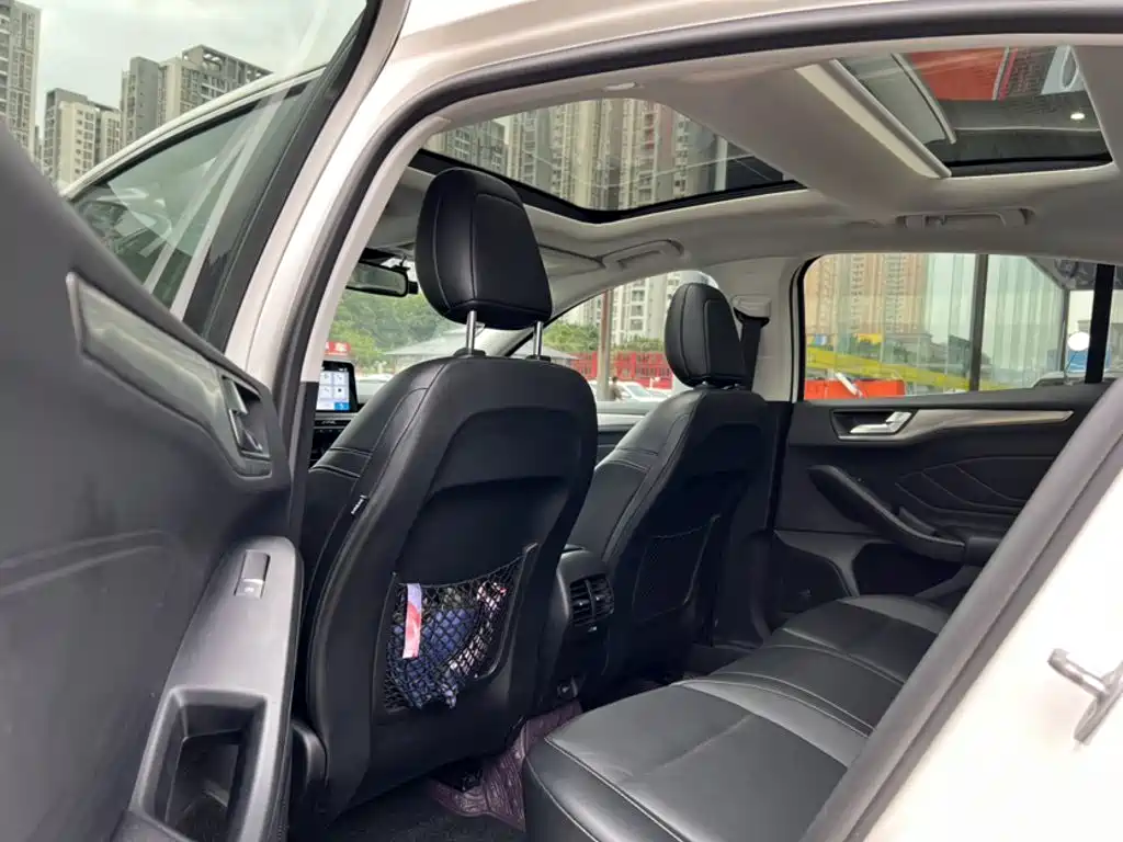 Ford Focus 2019 — фото 10