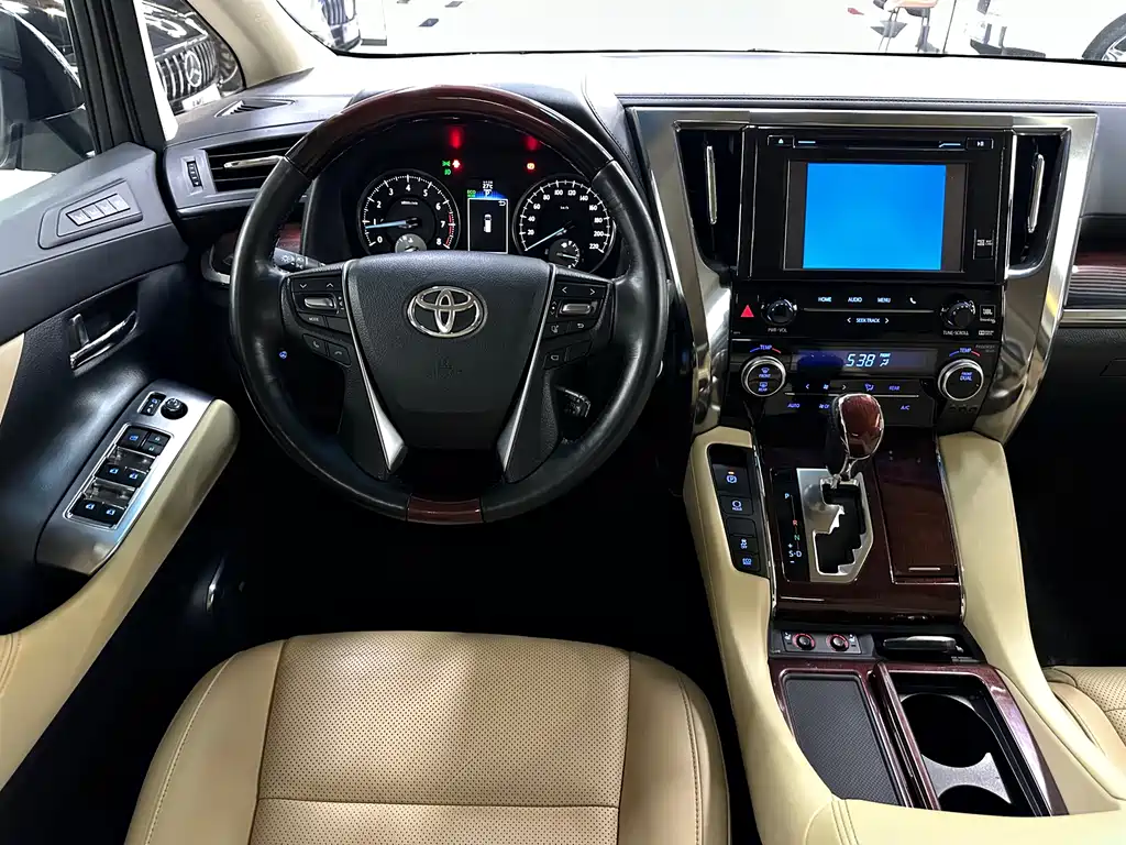 Toyota Alphard 2017 — фото 10